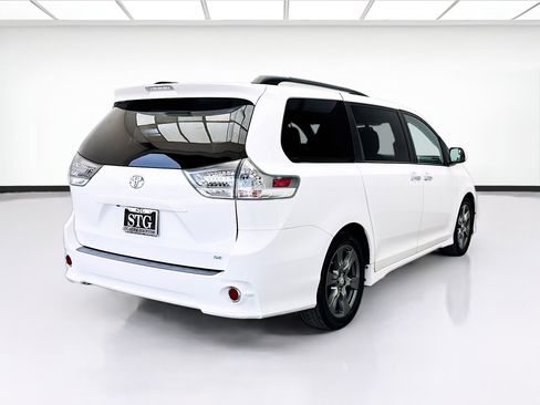 Used 2017 Toyota Sienna SE FWD image 4