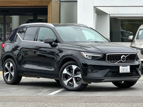 Certified 2025 Volvo XC40 B5 Plus AWD/4WD image 2