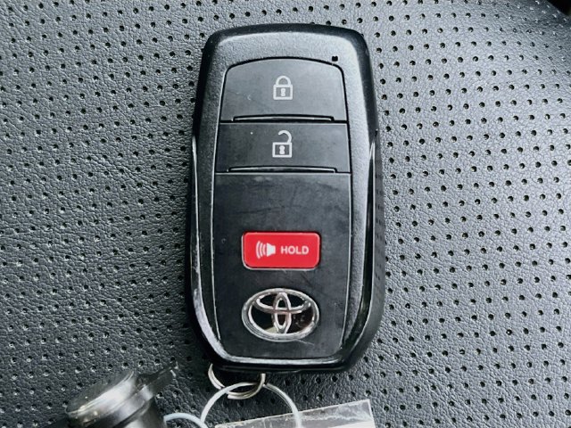 Used 2025 Toyota Prius XLE FWD image 33