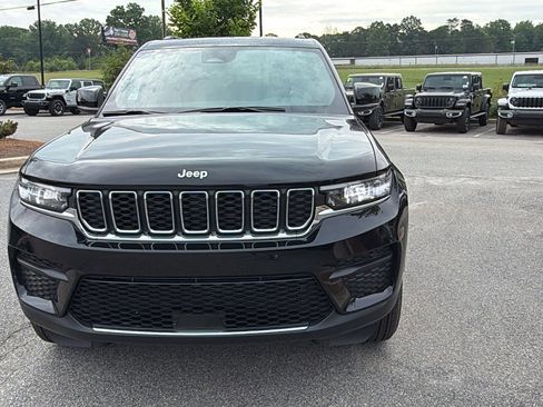 Used 2025 Jeep Grand Cherokee Laredo X w/ Luxury Tech Group I AWD/4WD image 3