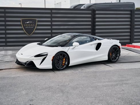 Used 2025 McLaren Artura image 7