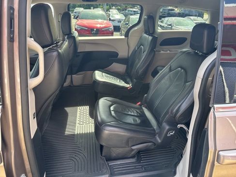 Used 2017 Chrysler Pacifica Touring-L FWD image 47