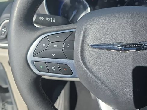 Used 2023 Chrysler Pacifica Touring-L FWD image 15