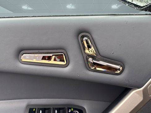 Used 2022 BMW iX xDrive50 w/ Premium Package image 19