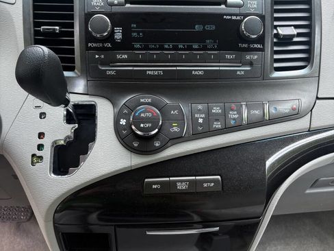 Used 2013 Toyota Sienna LE w/ Towing Pkg FWD image 31