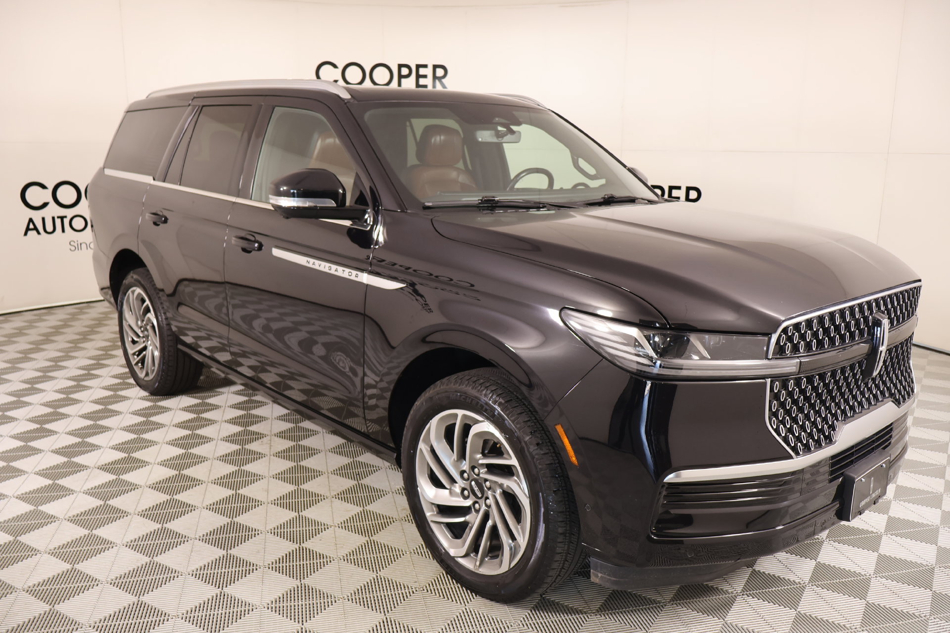 Certified 2025 Lincoln Navigator Reserve AWD/4WD image 1