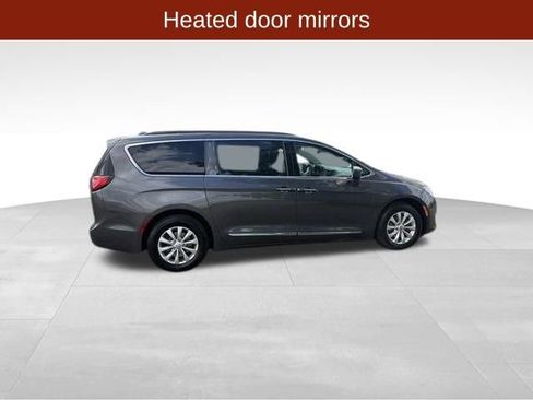Used 2017 Chrysler Pacifica Touring-L FWD image 8