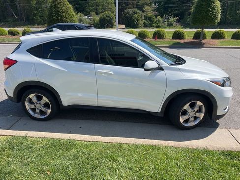 Used 2017 Honda HR-V LX image 5