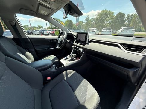 Used 2025 Toyota RAV4 XLE FWD image 27