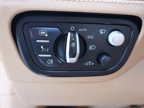 Used 2022 Bentley Bentayga AWD/4WD image 23