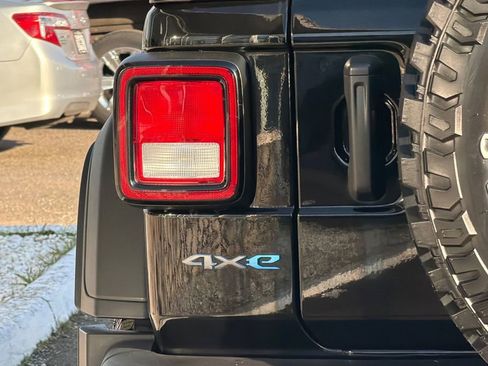 Used 2023 Jeep Wrangler Unlimited image 23