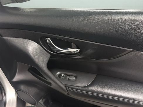 Used 2017 Nissan Rogue SV FWD image 18