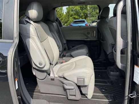 Used 2021 Toyota Sienna Limited FWD image 15
