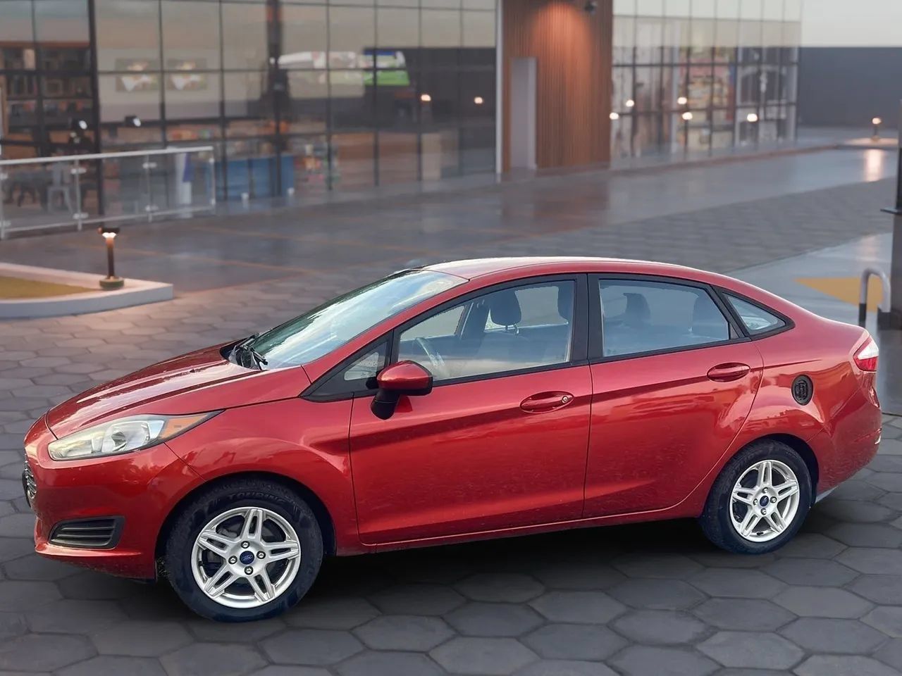 Used 2018 Ford Fiesta SE FWD image 3
