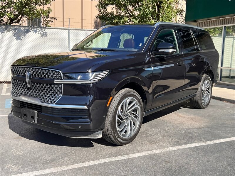Used 2025 Lincoln Navigator Reserve AWD/4WD image 3