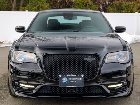 Used 2023 Chrysler 300 C image 2