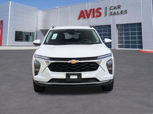 Used 2025 Chevrolet Trax LT w/ LT Convenience Package FWD image 2