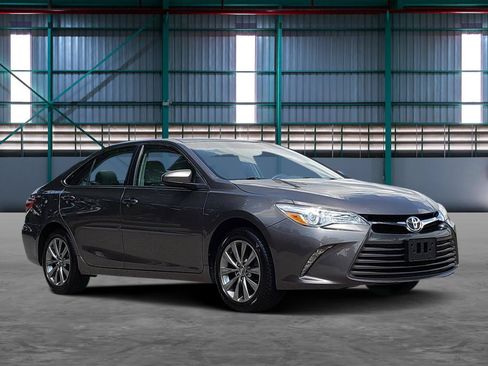 Used 2017 Toyota Camry XLE FWD image 6