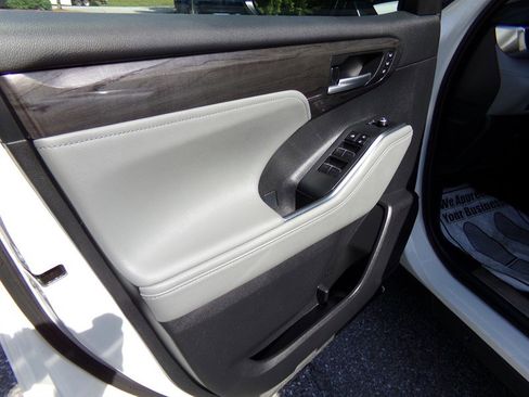 Used 2024 Toyota Highlander AWD image 47