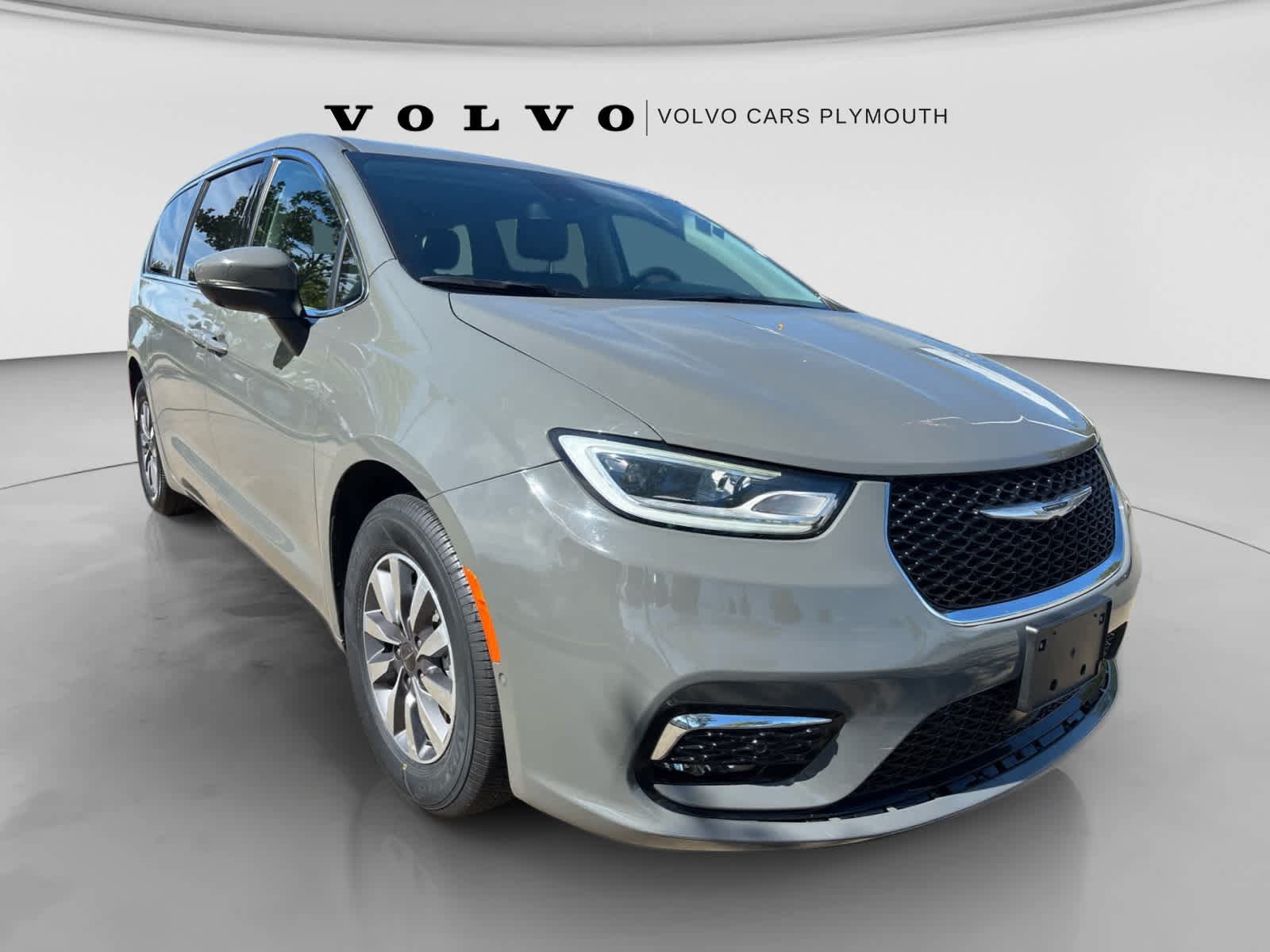 Used 2023 Chrysler Pacifica Touring-L FWD image 3