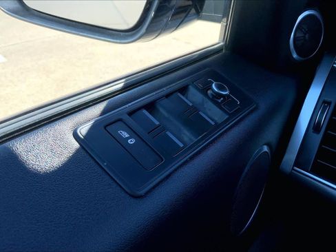 Used 2017 Land Rover Range Rover Sport SE image 33