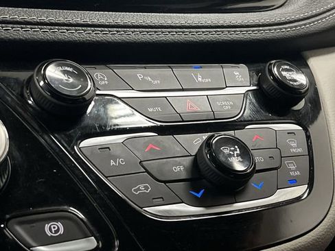 Used 2023 Chrysler Pacifica Touring-L image 17