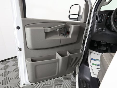 Used 2016 Chevrolet Express 2500 RWD image 12