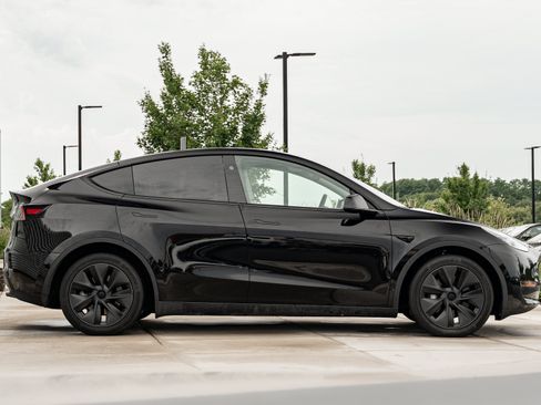 Used 2024 Tesla Model Y Long Range AWD/4WD image 3