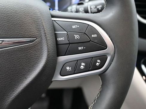 Used 2024 Chrysler Pacifica Touring-L FWD image 29