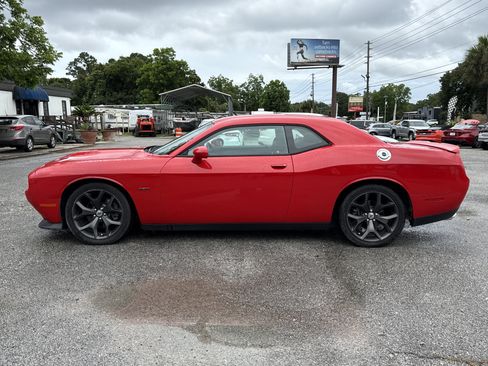 Used 2019 Dodge Challenger R/T RWD image 3