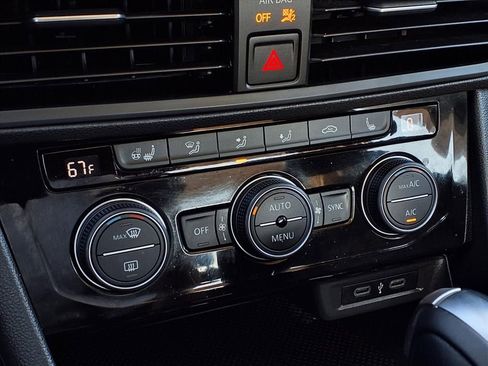 Used 2020 Volkswagen Jetta SE w/ SE Cold Weather Package image 10