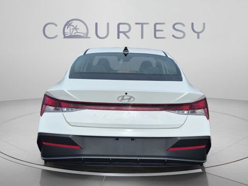 Certified 2025 Hyundai Elantra SE FWD image 4