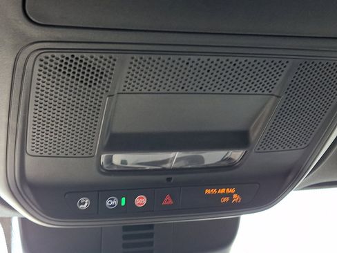 Used 2025 Chevrolet Traverse LT image 31