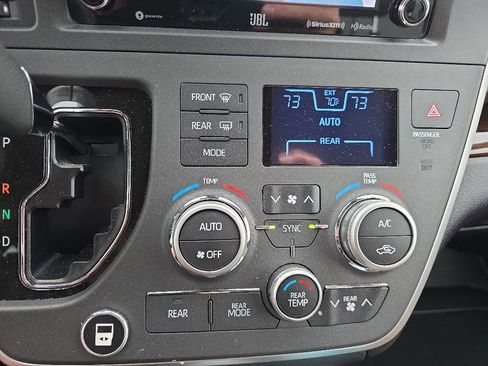 Used 2020 Toyota Sienna Limited Premium FWD image 6