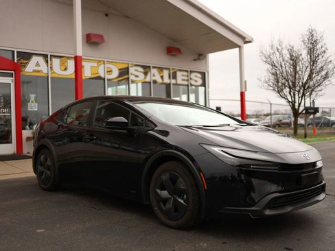 Used 2024 Toyota Prius LE image 3