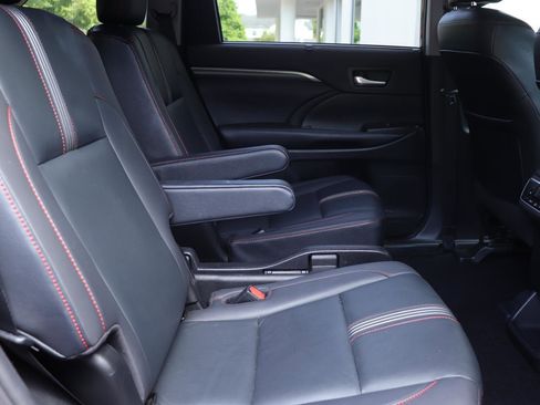 Used 2019 Toyota Highlander SE FWD image 22