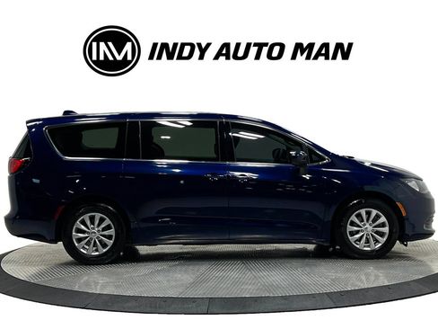 Used 2017 Chrysler Pacifica Touring w/ Tire & Wheel Group FWD image 3
