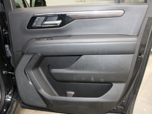 Used 2025 Chevrolet Suburban Z71 image 27