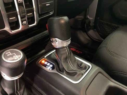 Used 2019 Jeep Wrangler Unlimited Sahara w/ LED Lighting Group AWD/4WD image 25