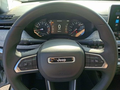 Used 2024 Jeep Compass Latitude image 18