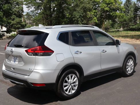 Used 2018 Nissan Rogue SV w/ Sun & Sound Touring Package image 4