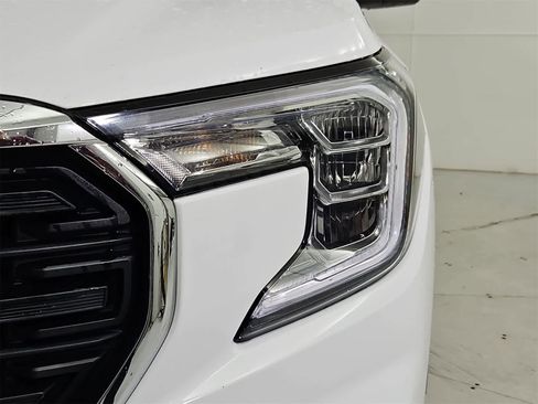 Used 2024 GMC Terrain SLE image 10