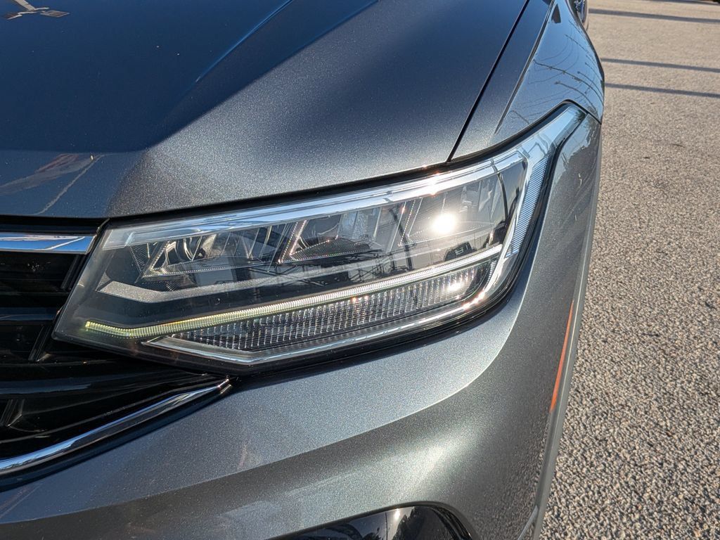 Certified 2022 Volkswagen Tiguan SE R-Line FWD image 7