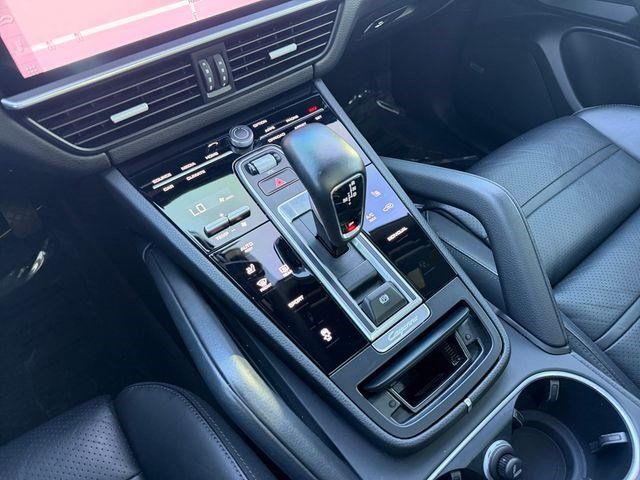Used 2021 Porsche Cayenne w/ Premium Package AWD/4WD image 24