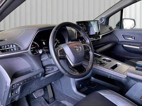 Used 2021 Toyota Sienna XSE w/ XSE Plus Package FWD image 4