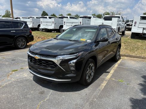 Used 2025 Chevrolet Trax LT FWD image 3