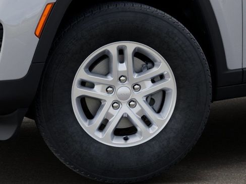 New 2025 Jeep Grand Cherokee Laredo w/ Luxury Tech Group I image 9