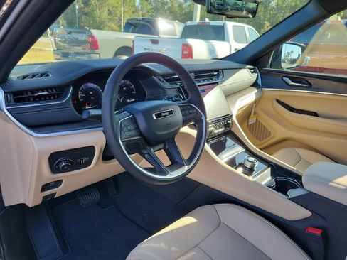 New 2025 Jeep Grand Cherokee L Limited w/ Luxury Tech Group II AWD/4WD image 8