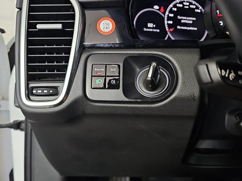 Used 2021 Porsche Cayenne AWD/4WD image 25