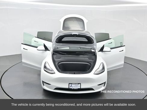 Used 2022 Tesla Model Y Long Range image 34